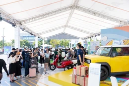 “Ngày hội thu xăng đổi điện” phủ sóng 3 miền, khách ùn ùn rước xe VinFast về nhà