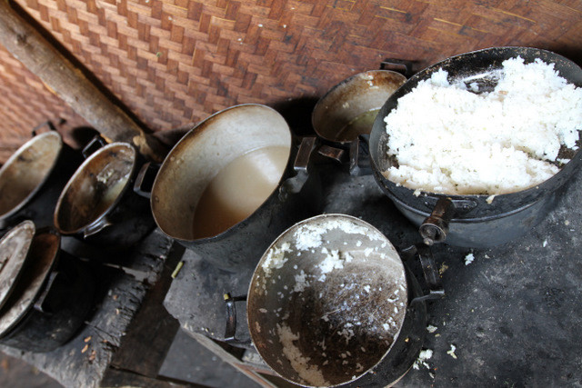 Thức ăn chỉ là một thứ nước lờ nhờ đục ngầu Thức ăn chỉ là một thứ nước lờ nhờ đục ngầu