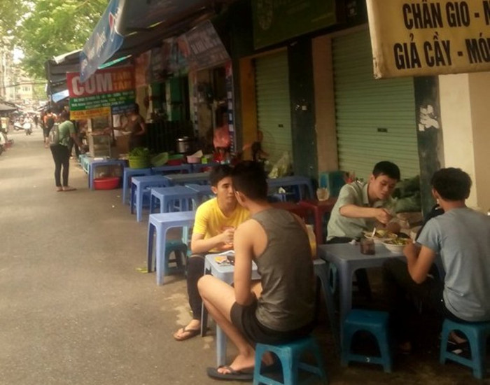 Con đường cổng sau trường ĐH Thủy Lợi đã chật hẹp nay càng thu hẹp hơn (Ảnh MC) Con đường cổng sau trường ĐH Thủy Lợi đã chật hẹp nay càng thu hẹp hơn (Ảnh MC)