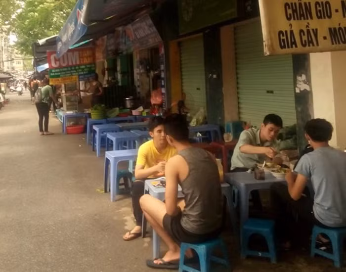 Con đường cổng sau trường ĐH Thủy Lợi đã chật hẹp nay càng thu hẹp hơn (Ảnh MC)