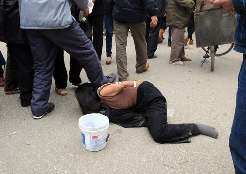 Một "cái bang" nằm lê lết trên đường để ăn xin (ảnh chụp tại Hội Lim - Bắc Ninh) Một "cái bang" nằm lê lết trên đường để ăn xin (ảnh chụp tại Hội Lim - Bắc Ninh)