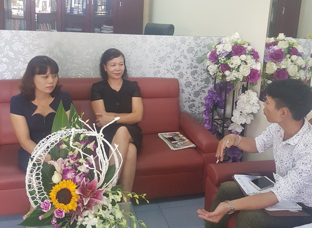 Ban lãnh đạo Trường Tiểu học Yên Thường (Gia Lâm - Hà Nội) trong buổi làm việc với phóng viên (ảnh HC) Ban lãnh đạo Trường Tiểu học Yên Thường (Gia Lâm - Hà Nội) trong buổi làm việc với phóng viên (ảnh HC)