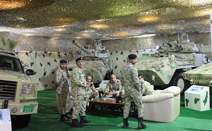 Một số binh lính của nước chủ nhà Kuwait bên cạnh những chiếc xe thiết giáp Một số binh lính của nước chủ nhà Kuwait bên cạnh những chiếc xe thiết giáp