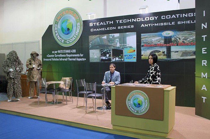 Gian hàng trưng bày trang phục "tàng hình ngụy trang" cho người lính