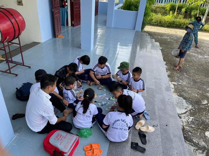 Học sinh Trường Tiểu học xã Song Tử Tây hào hứng lắp đặt tên lửa nước. Ảnh NVCC Học sinh Trường Tiểu học xã Song Tử Tây hào hứng lắp đặt tên lửa nước. Ảnh NVCC