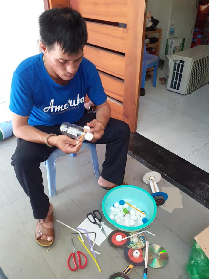 Thầy Nguyễn Hữu Phú làm đồ dùng dạy học. Ảnh NVCC Thầy Nguyễn Hữu Phú làm đồ dùng dạy học. Ảnh NVCC