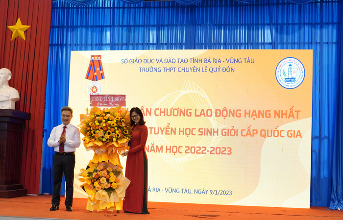 Cô giáo Lữ Thị Trà Giang nhận hoa chúc mừng của Ủy ban nhân dân tỉnh Bà Rịa - Vũng Tàu.