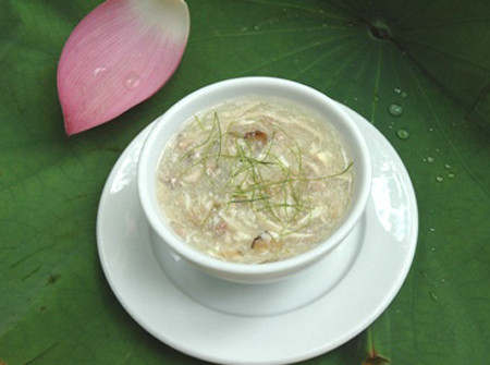 Trong không gian chay tịnh của nhà hàng, ẩm khách chay phải mất công lắm để lựa chọn cho mình những món ăn trong thực đơn phong phú. Từ các món khai vị với súp rau củ, súp nấm kim châm, phở Hà Nội tới các món rau với nấm nướng, cà tím nướng sốt nấm, món nem với nem khoai lệ phố, gỏi bò cuốn, gà chay, tôm chay, các món bánh canh, lẩu nấm, bánh chè và đặc biệt là sữa bắp ngọt mát, thơm ngon… tất cả đều được chế biến kỳ công, mát lành và tốt cho sức khỏe. Trong không gian chay tịnh của nhà hàng, ẩm khách chay phải mất công lắm để lựa chọn cho mình những món ăn trong thực đơn phong phú. Từ các món khai vị với súp rau củ, súp nấm kim châm, phở Hà Nội tới các món rau với nấm nướng, cà tím nướng sốt nấm, món nem với nem khoai lệ phố, gỏi bò cuốn, gà chay, tôm chay, các món bánh canh, lẩu nấm, bánh chè và đặc biệt là sữa bắp ngọt mát, thơm ngon… tất cả đều được chế biến kỳ công, mát lành và tốt cho sức khỏe.