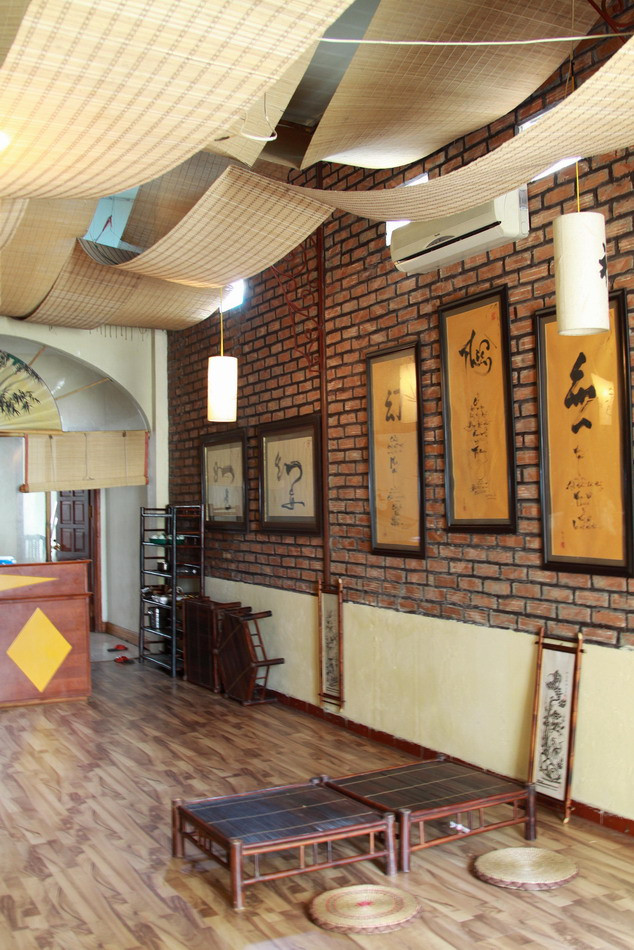 Cơm chay Trúc Lâm Trai: 39 Lê Ngọc Hân Không khó tìm nhà hàng ăn món chay tại Hà Nội, nhưng tới Trúc Lâm Trai, ta không chỉ đơn giản là để ăn chay mà còn để thấm và cảm nhận món chay trong một không gian tĩnh lặng êm đềm, thư thái và đậm phong cách Phật giáo. Cơm chay Trúc Lâm Trai: 39 Lê Ngọc Hân Không khó tìm nhà hàng ăn món chay tại Hà Nội, nhưng tới Trúc Lâm Trai, ta không chỉ đơn giản là để ăn chay mà còn để thấm và cảm nhận món chay trong một không gian tĩnh lặng êm đềm, thư thái và đậm phong cách Phật giáo.