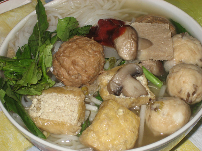 Quán Chay Phật Trường Thọ thành tâm tuyển chọn nguyên liệu tinh khiết nhất của ba miền Bắc Trung Nam để mời quý khách thưởng thức những món chay thơm ngon, với hương vị thiên nhiên được trì giữ nguyên vẹn. Thực đơn trên 70 món, hợp khẩu vị của ba miền đất nước; Chất sốt và nước dùng đặc trưng của Quán Phật Trường Thọ; Đặc biệt là món Lẩu Trường thọ và Nem Trường thọ là những món ăn lý thú, để lại hương vị khó quên đối với thực khách. Quán Chay Phật Trường Thọ thành tâm tuyển chọn nguyên liệu tinh khiết nhất của ba miền Bắc Trung Nam để mời quý khách thưởng thức những món chay thơm ngon, với hương vị thiên nhiên được trì giữ nguyên vẹn. Thực đơn trên 70 món, hợp khẩu vị của ba miền đất nước; Chất sốt và nước dùng đặc trưng của Quán Phật Trường Thọ; Đặc biệt là món Lẩu Trường thọ và Nem Trường thọ là những món ăn lý thú, để lại hương vị khó quên đối với thực khách.