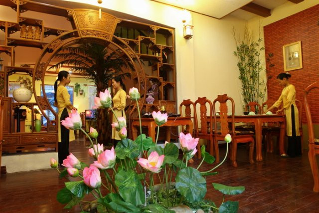 Không gian Bồ Đề Tâm như một chốn tâm thiền tĩnh lặng.Trong ánh sáng tỏa ra từ những chiếc đèn hoa sen và nến là giai điệu nhạc Phật du dương, thấp thoáng bóng áo dài lướt đi nhẹ bẫng của những cô lễ tân có nụ cười rạng rỡ và ánh nhìn ấm áp... giúp đánh thức cảm xúc về sự bình yên, an lạc trong tiềm thức của thực khách. Không gian Bồ Đề Tâm như một chốn tâm thiền tĩnh lặng.Trong ánh sáng tỏa ra từ những chiếc đèn hoa sen và nến là giai điệu nhạc Phật du dương, thấp thoáng bóng áo dài lướt đi nhẹ bẫng của những cô lễ tân có nụ cười rạng rỡ và ánh nhìn ấm áp... giúp đánh thức cảm xúc về sự bình yên, an lạc trong tiềm thức của thực khách.