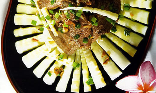 Nhà hàng có khá nhiều món ăn lạ như măng trúc Yên Tử. Măng trúc của vùng Yên Tử - Quảng Ninh đặc biệt hơn những nơi khác là cọng măng thon nhỏ, đầu như quản bút. Măng mềm nhưng vẫn có độ giòn, hương vị măng thơm ngọt nhẹ nhàng. Nhà hàng có khá nhiều món ăn lạ như măng trúc Yên Tử. Măng trúc của vùng Yên Tử - Quảng Ninh đặc biệt hơn những nơi khác là cọng măng thon nhỏ, đầu như quản bút. Măng mềm nhưng vẫn có độ giòn, hương vị măng thơm ngọt nhẹ nhàng.