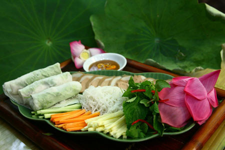 Cơm chay Nàng Tấm - 79A Trần Hưng Đạo Quán cơm chay Nàng Tấm nằm sau một ngôi biệt thự cổ với không gian rất sạch, đẹp. Các bàn ăn, rèm che cửa được bài trí bằng hai gam màu chủ đạo là màu vàng và xanh. Nhân viên phục vụ mặc đồng phục màu vàng và màu nâu. Một cảm xúc thanh khiết khi bước chân vào Cơm chay Nàng Tấm. Cơm chay Nàng Tấm - 79A Trần Hưng Đạo Quán cơm chay Nàng Tấm nằm sau một ngôi biệt thự cổ với không gian rất sạch, đẹp. Các bàn ăn, rèm che cửa được bài trí bằng hai gam màu chủ đạo là màu vàng và xanh. Nhân viên phục vụ mặc đồng phục màu vàng và màu nâu. Một cảm xúc thanh khiết khi bước chân vào Cơm chay Nàng Tấm.