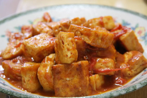 39. Đậu phụ sốt cà chua: Đổ dầu vào chảo đun nóng rồi cho đậu phụ (đậu hũ) vào, chiên đến khi đậu phụ ngả vàng 2 mặt. Sau đó dùng một chiếc chảo khác xào cà chua, nêm nếm gia vị cho vừa ăn. Khi cà chua đã chín, cho đậu phụ vào chảo, thêm vài khúc hành lá tiếp tục đun nhỏ lửa để gia vị thấm vào miếng đậu. 39. Đậu phụ sốt cà chua: Đổ dầu vào chảo đun nóng rồi cho đậu phụ (đậu hũ) vào, chiên đến khi đậu phụ ngả vàng 2 mặt. Sau đó dùng một chiếc chảo khác xào cà chua, nêm nếm gia vị cho vừa ăn. Khi cà chua đã chín, cho đậu phụ vào chảo, thêm vài khúc hành lá tiếp tục đun nhỏ lửa để gia vị thấm vào miếng đậu.