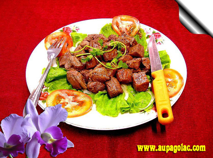 27. Bò lúc lắc: Món thịt bò xào vàng cạnh mà bên trong còn tái, không dai, không khô, vị mặn ngọt đậm đà, dậy mùi thơm. Bò lúc lắc ăn nóng chấm với muối tiêu. Khi chuẩn bị ăn, bắc chảo mỡ lên bếp đun thật nóng, cho tỏi đã băm nhỏ vào phi thơm, cho thêm ít đường, bỏ một phần thịt vào đảo đều tay. Thịt vừa tái, nhắc chảo xuống, trút thịt lên đĩa rau xà lách xếp sẵn. Cứ như thế tiếp tục xào lượt khác. Ăn đâu: Quán Béo, 96 Nguyễn Thái Học, HN. 27. Bò lúc lắc: Món thịt bò xào vàng cạnh mà bên trong còn tái, không dai, không khô, vị mặn ngọt đậm đà, dậy mùi thơm. Bò lúc lắc ăn nóng chấm với muối tiêu. Khi chuẩn bị ăn, bắc chảo mỡ lên bếp đun thật nóng, cho tỏi đã băm nhỏ vào phi thơm, cho thêm ít đường, bỏ một phần thịt vào đảo đều tay. Thịt vừa tái, nhắc chảo xuống, trút thịt lên đĩa rau xà lách xếp sẵn. Cứ như thế tiếp tục xào lượt khác. Ăn đâu: Quán Béo, 96 Nguyễn Thái Học, HN.