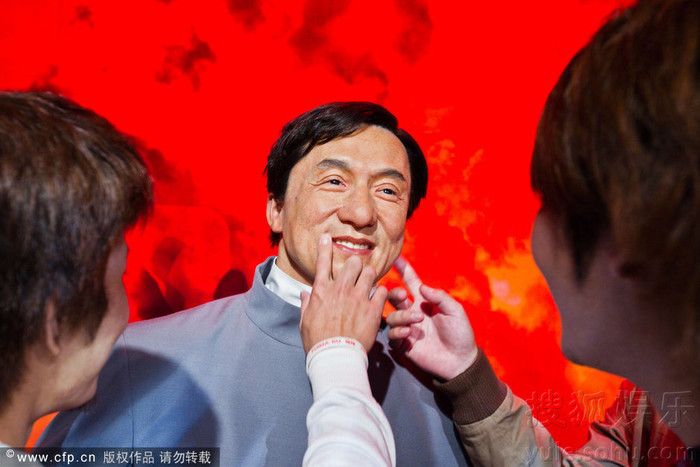 Mới đây, tại Tokyo, Nhật Bản đã bắt đầu mở cửa buổi triển lãm mang tên Madame Tussauds Tokyo với rất nhiều tượng sáp của các ngôi sao giải trí. Tượng sáp của ngôi sao võ thuật Thành Long cũng xuất hiện trong triển lãm lần này. Fan Nhật tỏ ra khá thú vị, tò mò với tượng sáp Thành Long. Mới đây, tại Tokyo, Nhật Bản đã bắt đầu mở cửa buổi triển lãm mang tên Madame Tussauds Tokyo với rất nhiều tượng sáp của các ngôi sao giải trí. Tượng sáp của ngôi sao võ thuật Thành Long cũng xuất hiện trong triển lãm lần này. Fan Nhật tỏ ra khá thú vị, tò mò với tượng sáp Thành Long.