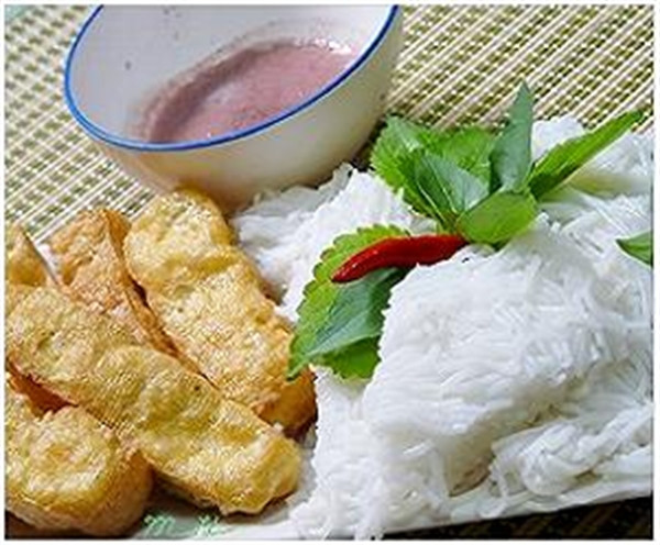 23. Bún đậu mắm tôm : Những miếng đậu phụ chiên phồng vàng rộm ăn với bún tươi trắng mịn. Món này chấm với mắm tôm với mùi vị đặc trưng, rất được ưa chuộng tại Hà Nội và một số vùng lân cận. Ăn đâu: Ngõ Phất Lộc, Hoàn Kiếm, Hà Nội 23. Bún đậu mắm tôm : Những miếng đậu phụ chiên phồng vàng rộm ăn với bún tươi trắng mịn. Món này chấm với mắm tôm với mùi vị đặc trưng, rất được ưa chuộng tại Hà Nội và một số vùng lân cận. Ăn đâu: Ngõ Phất Lộc, Hoàn Kiếm, Hà Nội