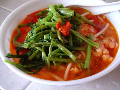 40. Canh bún: Canh bún là món ăn nước gần giống với bún riêu cua màu đỏ cam. Nước lèo ăn bún nấu từ thịt cua xay, ốc nêm gia vị muối, mắm, đường, bột ngọt. Món này ăn với bún tươi, cho thêm hành lá cắt khúc, hành củ phi thơm cua, bún, tàu hủ chiên, huyết heo, rau muống và rau thơm. Ăn đâu: canh bún Mẹ Tôi: 115/62 Lê Văn Sĩ, P.13, Q.Phú Nhuận, TP.HCM 40. Canh bún: Canh bún là món ăn nước gần giống với bún riêu cua màu đỏ cam. Nước lèo ăn bún nấu từ thịt cua xay, ốc nêm gia vị muối, mắm, đường, bột ngọt. Món này ăn với bún tươi, cho thêm hành lá cắt khúc, hành củ phi thơm cua, bún, tàu hủ chiên, huyết heo, rau muống và rau thơm. Ăn đâu: canh bún Mẹ Tôi: 115/62 Lê Văn Sĩ, P.13, Q.Phú Nhuận, TP.HCM