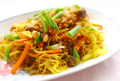 38: Mì xào bò: Mì sợi đem xào với dầu hoặc mỡ lợn, sau đó cho thêm thịt bò, hành tây, tỏi, cà chua, rau cải cho màu sắc bắt mắt, vị đậm đà, mùi thơm phức. 38: Mì xào bò: Mì sợi đem xào với dầu hoặc mỡ lợn, sau đó cho thêm thịt bò, hành tây, tỏi, cà chua, rau cải cho màu sắc bắt mắt, vị đậm đà, mùi thơm phức.