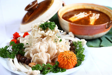 36. Cơm chay: Nét đặc trưng của đồ chay Việt là dùng các loại rau củ quả để "giả" thịt, cá, tôm... mà hương vị, màu sắc, hình dáng giống hệt "thật". Món ăn này được đánh giá là tốt cho sức khỏe và thân thiện với môi trường. Ăn đâu: Cơm chay An Lạc Viên, Số nhà 65, Quang Trung, Quận Gò Vấp, Hồ Chí Minh. 36. Cơm chay: Nét đặc trưng của đồ chay Việt là dùng các loại rau củ quả để "giả" thịt, cá, tôm... mà hương vị, màu sắc, hình dáng giống hệt "thật". Món ăn này được đánh giá là tốt cho sức khỏe và thân thiện với môi trường. Ăn đâu: Cơm chay An Lạc Viên, Số nhà 65, Quang Trung, Quận Gò Vấp, Hồ Chí Minh.