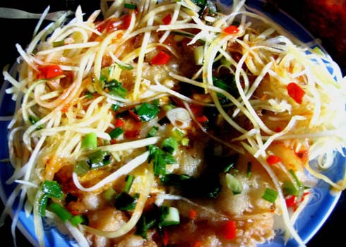 22. Bột chiên: Món ăn này có nguồn gốc Trung Hoa được chế biến khá đơn giản. Bột gạo luộc chín, xắt thành từng miếng vuông bằng đốt ngón tay rồi đem chiên. Sau đó cho vào một hoặc hai trái trứng gà, hành lá và tiếp tục đảo đều cho đến khi miếng bột vàng giòn. Đĩa bột chiên có màu vàng của bột chiên, màu đỏ của lòng đỏ, màu trắng của lòng trắng trứng. Ngoài ra còn được trang trí màu đỏ của tương ớt, màu trắng hồng của đu đủ thái sợi, màu xanh của vài lá rau thơm. Món bột chiên ngon phải có độ dòn của lớp vỏ, độ dẻo của miếng bột, hương thơm của trứng gà và độ nóng của món ăn. Ăn đâu: Ngã tư Điện Biên Phủ - Phùng Khắc Khoan (TP HCM). 22. Bột chiên: Món ăn này có nguồn gốc Trung Hoa được chế biến khá đơn giản. Bột gạo luộc chín, xắt thành từng miếng vuông bằng đốt ngón tay rồi đem chiên. Sau đó cho vào một hoặc hai trái trứng gà, hành lá và tiếp tục đảo đều cho đến khi miếng bột vàng giòn. Đĩa bột chiên có màu vàng của bột chiên, màu đỏ của lòng đỏ, màu trắng của lòng trắng trứng. Ngoài ra còn được trang trí màu đỏ của tương ớt, màu trắng hồng của đu đủ thái sợi, màu xanh của vài lá rau thơm. Món bột chiên ngon phải có độ dòn của lớp vỏ, độ dẻo của miếng bột, hương thơm của trứng gà và độ nóng của món ăn. Ăn đâu: Ngã tư Điện Biên Phủ - Phùng Khắc Khoan (TP HCM).