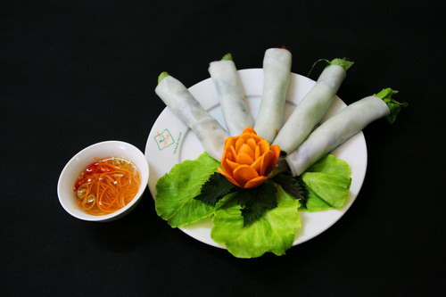 29. Bánh ướt thịt nướng: Bánh ướt là loại bánh tráng làm bằng bột gạo có pha bột lọc, tráng mỏng hơn dính liền. thịt để nướng là thịt heo ba chỉ thái mỏng, ướp tiêu hành, nước mắm, ngũ vị hương, mè. Thịt ướp sau vài giờ thì đem kẹp, nước trên bếp than đỏ hồng cho đến khi đủ độ chín, dậy mùi hương. Lấy thịt nướng kèm với rau thơm, giá, xà lách làm nhân để cuốn bánh ướt. Ăn đâu: Bánh ướt Kim Long, Huế 29. Bánh ướt thịt nướng: Bánh ướt là loại bánh tráng làm bằng bột gạo có pha bột lọc, tráng mỏng hơn dính liền. thịt để nướng là thịt heo ba chỉ thái mỏng, ướp tiêu hành, nước mắm, ngũ vị hương, mè. Thịt ướp sau vài giờ thì đem kẹp, nước trên bếp than đỏ hồng cho đến khi đủ độ chín, dậy mùi hương. Lấy thịt nướng kèm với rau thơm, giá, xà lách làm nhân để cuốn bánh ướt. Ăn đâu: Bánh ướt Kim Long, Huế