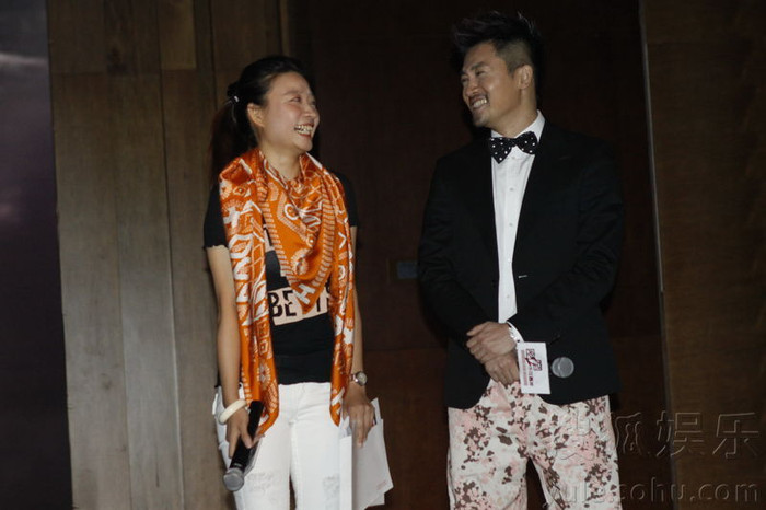 Nam diễn viên vui vẻ trả lời tất cả các câu hỏi thắc mắc của fan... Nam diễn viên vui vẻ trả lời tất cả các câu hỏi thắc mắc của fan...