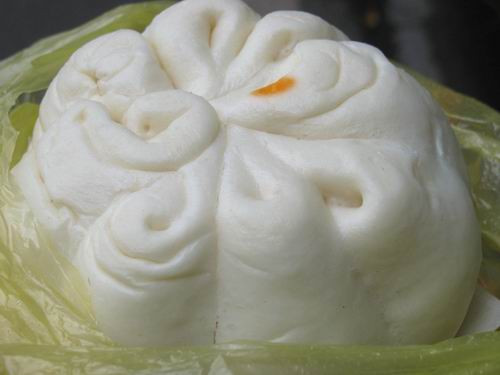 33. Bánh bao: Vỏ bánh bao được làm từ hỗn hợp bột mì, bột ngô, bột nổi, muối, đường, men. Nhân bánh làm từ thịt lợn trộn với hành tây, củ sắn (đậu), nấm, miến, hành hương, cho thêm gia đường, dầu mè, tiêu, muối. Bánh được hấp trên lửa lớn, khoảng 15 phút cho vừa chín tới mà không khô. Ăn đâu: Tiệm Bánh Bao Thọ Phát 78 Nguyễn Tri Phương P7 Q5, TP.HCM. 33. Bánh bao: Vỏ bánh bao được làm từ hỗn hợp bột mì, bột ngô, bột nổi, muối, đường, men. Nhân bánh làm từ thịt lợn trộn với hành tây, củ sắn (đậu), nấm, miến, hành hương, cho thêm gia đường, dầu mè, tiêu, muối. Bánh được hấp trên lửa lớn, khoảng 15 phút cho vừa chín tới mà không khô. Ăn đâu: Tiệm Bánh Bao Thọ Phát 78 Nguyễn Tri Phương P7 Q5, TP.HCM.