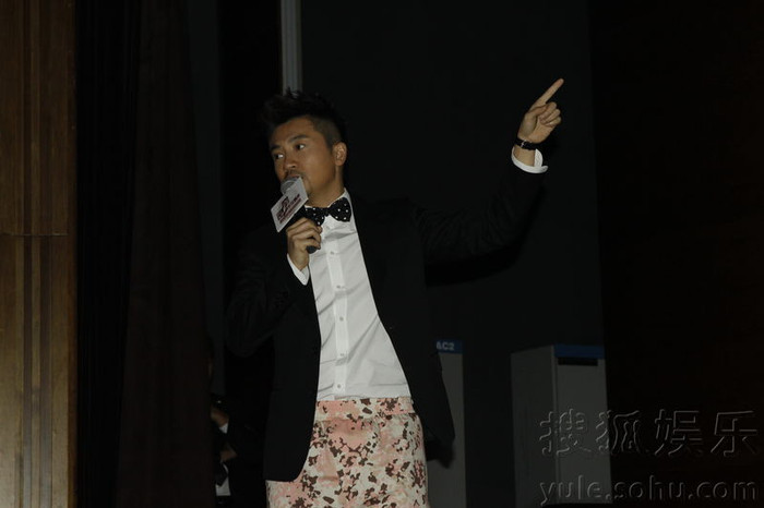 Trong buổi giao lưu, một đoạn video được trình chiếu ghi lại hơn 20 năm quãng đường hoạt động nghệ thuật từ khi còn là thành viên của 3 chú hổ con đến những vai diễn nổi tiếng, đưa tên tuổi anh lên hàng các ngôi sao ở đại lục. Trong buổi giao lưu, một đoạn video được trình chiếu ghi lại hơn 20 năm quãng đường hoạt động nghệ thuật từ khi còn là thành viên của 3 chú hổ con đến những vai diễn nổi tiếng, đưa tên tuổi anh lên hàng các ngôi sao ở đại lục.