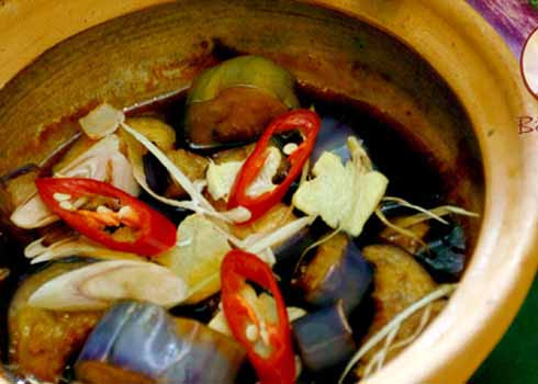 21. Cà tím kho tộ: Cà tím xắt miếng lớn và kho trong nồi đất cùng với cà chua, nước tương, đường, thịt lợn băm nhỏ, khi ăn cho thêm một số loại rau và gia vị. Ăn đâu: quán Bồ đề tâm Số 68 Phạm Huy Thông - Ba Đình - HN 21. Cà tím kho tộ: Cà tím xắt miếng lớn và kho trong nồi đất cùng với cà chua, nước tương, đường, thịt lợn băm nhỏ, khi ăn cho thêm một số loại rau và gia vị. Ăn đâu: quán Bồ đề tâm Số 68 Phạm Huy Thông - Ba Đình - HN