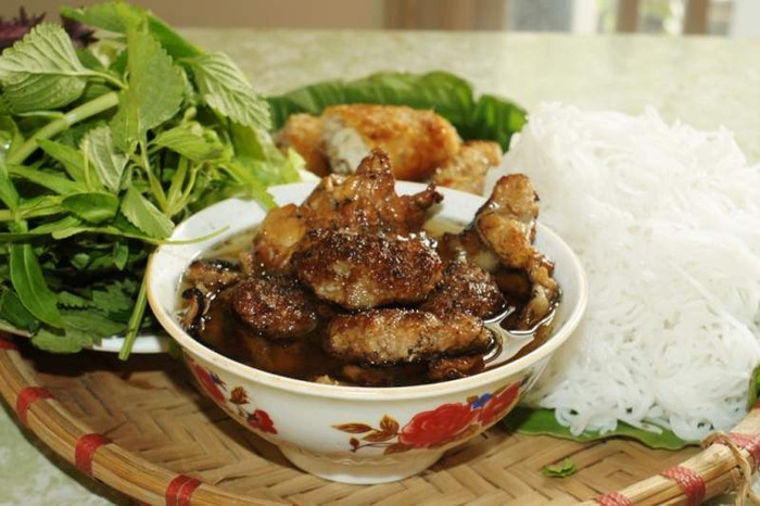 30. Bún chả: Chả thường có 2 loại: chả băm và chả miếng. Chả băm được làm từ thịt lợn nạc băm nhuyễn, ướp với muối, tiêu, nước mắm, đường, hành khô xắt nhuyễn, dầu thực vật hoặc mỡ nước. Còn chả miếng thường dùng thịt ba chỉ (ba rọi) thái mỏng ướp gia vị tương tự chả viên và nướng bằng trên vỉ hoặc xiên que. Sau khi nướng, miếng chả sẽ chín vàng rộm, vị đậm đà, dậy mùi thơm phức. Ăn đâu: Quán Đắc Kim, số 1 Hàng Mành, HN. 30. Bún chả: Chả thường có 2 loại: chả băm và chả miếng. Chả băm được làm từ thịt lợn nạc băm nhuyễn, ướp với muối, tiêu, nước mắm, đường, hành khô xắt nhuyễn, dầu thực vật hoặc mỡ nước. Còn chả miếng thường dùng thịt ba chỉ (ba rọi) thái mỏng ướp gia vị tương tự chả viên và nướng bằng trên vỉ hoặc xiên que. Sau khi nướng, miếng chả sẽ chín vàng rộm, vị đậm đà, dậy mùi thơm phức. Ăn đâu: Quán Đắc Kim, số 1 Hàng Mành, HN.