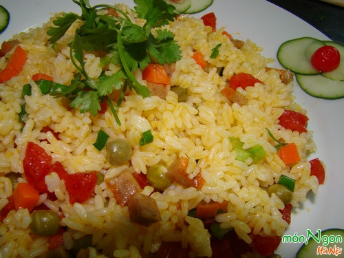 34: Cơm rang: Cho hành tỏi vào chảo dầu nóng phi thơm lên, cho cơm vào rang khô, có thể cho thêm trứng, bơ vào, rồi nêm nếm gia vị cho vừa ăn. Sau đó lấy một chiếc chảo khác xào tôm tươi, nấm, tôm khô, nêm gia vị bột ngọt, xì dầu (có thể thêm thịt gà, thịt lợn vào) xào chín rồi nhắc xuống. Cơm chiên ăn kèm với dưa chuột, cà chua chan nước mắm hoặc nước tương chua ngọt. Ăn đâu: Nguyễn Du, Hà Nội. 34: Cơm rang: Cho hành tỏi vào chảo dầu nóng phi thơm lên, cho cơm vào rang khô, có thể cho thêm trứng, bơ vào, rồi nêm nếm gia vị cho vừa ăn. Sau đó lấy một chiếc chảo khác xào tôm tươi, nấm, tôm khô, nêm gia vị bột ngọt, xì dầu (có thể thêm thịt gà, thịt lợn vào) xào chín rồi nhắc xuống. Cơm chiên ăn kèm với dưa chuột, cà chua chan nước mắm hoặc nước tương chua ngọt. Ăn đâu: Nguyễn Du, Hà Nội.