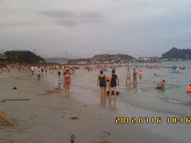 Và hàng trăm, hàng nghìn người này sẽ bỏ lại biển những thứ gì sau mỗi chuyến đi? Nhưng có lẽ quan trọng vẫn là ý thức của mọi người và chán nản với nhà quản lý để rác "làm bạn" với khách du lịch mà không thấy đoái hoài gì? Và hàng trăm, hàng nghìn người này sẽ bỏ lại biển những thứ gì sau mỗi chuyến đi? Nhưng có lẽ quan trọng vẫn là ý thức của mọi người và chán nản với nhà quản lý để rác "làm bạn" với khách du lịch mà không thấy đoái hoài gì?