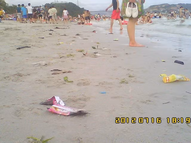 Mặc dù rác ở dưới chân họ... Mặc dù rác ở dưới chân họ...