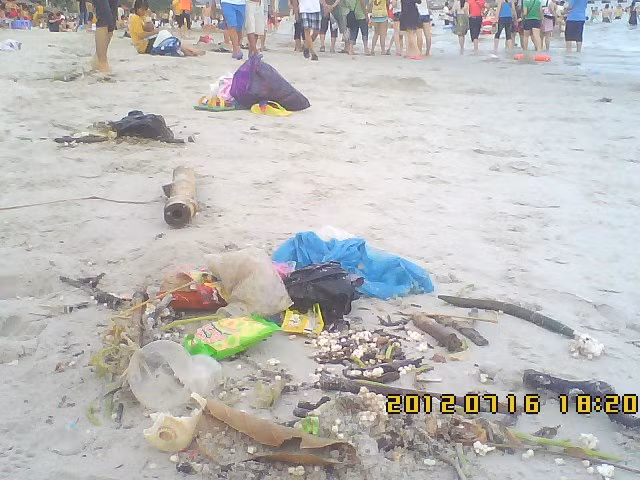 Rác bủa vây tại bãi tắm Hoàng Gia - Bãi Cháy - Quảng Ninh. Rác bủa vây tại bãi tắm Hoàng Gia - Bãi Cháy - Quảng Ninh.