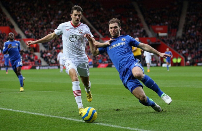 Jay Rodriguez (trái) vượt qua Branislav Ivanovic trong tình huống ghi bàn. Jay Rodriguez (trái) vượt qua Branislav Ivanovic trong tình huống ghi bàn.