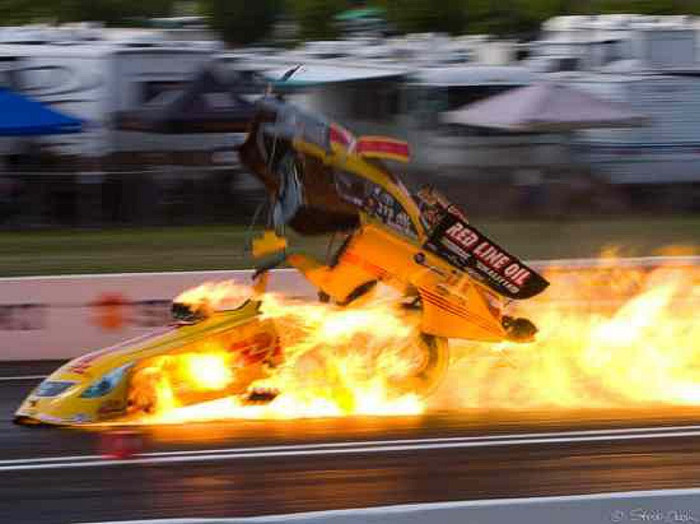 10. Scott Kalitta: Scott Kalitta đã 2 lần vô địch ở giải đua Top Fuel (cự ly 400m), và là người đầu tiên vô địch cả hai giải Top Fuel và Funny Car, 2 giải đấu cùng thuộc thể loại đua Drag Race. Tuy nhiên vào tháng 6/2008, Kalitta từ trần trong một cuộc đua thử. Động cơ chiếc xe mà anh lái bắt lửa và phát nổ khi xe gần tới đích. Chiếc dù gắn trên xe đã không mở được và chiếc xe của Kalitta mất lái trước khi đâm vào một bức tường bê tông với vận tốc 300 dặm/giờ.