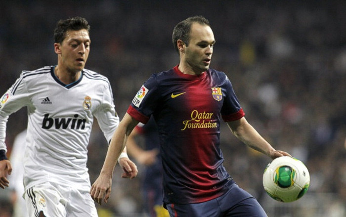 6. Iniesta nên đá ở hàng tiền vệ: Bất chấp sự xuất sắc bên cánh, Iniesta thường xuyên rời khỏi vị trí cánh trái để đá bó vào trung lộ, vì thế Michael Essien mới có cơ hội dâng lên mà đơn cử là quả tạt để Ronaldo đánh đầu trượt từ cự ly 2m. Iniesta phải đá ở tiền vệ, giành cánh trái cho cầu thủ khác có xu hướng bám biên và biết gây sức ép buộc hậu vệ cánh của đối phương không dám dâng cao. 6. Iniesta nên đá ở hàng tiền vệ: Bất chấp sự xuất sắc bên cánh, Iniesta thường xuyên rời khỏi vị trí cánh trái để đá bó vào trung lộ, vì thế Michael Essien mới có cơ hội dâng lên mà đơn cử là quả tạt để Ronaldo đánh đầu trượt từ cự ly 2m. Iniesta phải đá ở tiền vệ, giành cánh trái cho cầu thủ khác có xu hướng bám biên và biết gây sức ép buộc hậu vệ cánh của đối phương không dám dâng cao.