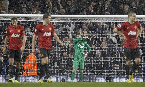 Những nỗ lực phòng ngự của Vidic và Ferdinand thất bại vì sai lầm của De Gea.