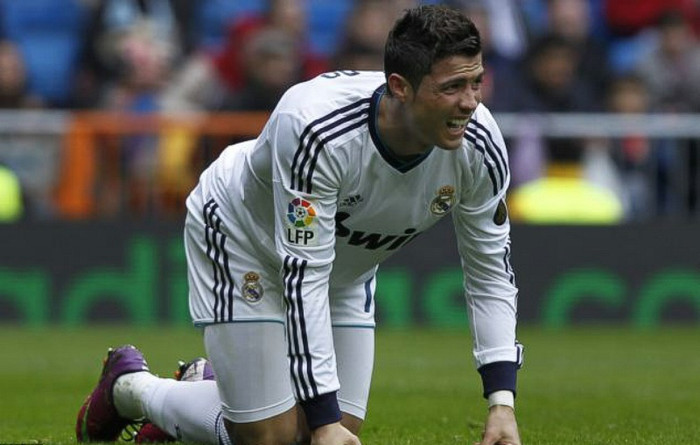 Theo các bác sĩ ở Real, khả năng ra sân trước Barcelona của Cristiano Ronaldo vẫn còn, nhưng sẽ là rất mạo hiểm nếu để anh đá chính và đá trọn 90 phút, bởi chỉ một chấn thương nữa là Ronaldo có thể nghỉ hết mùa.