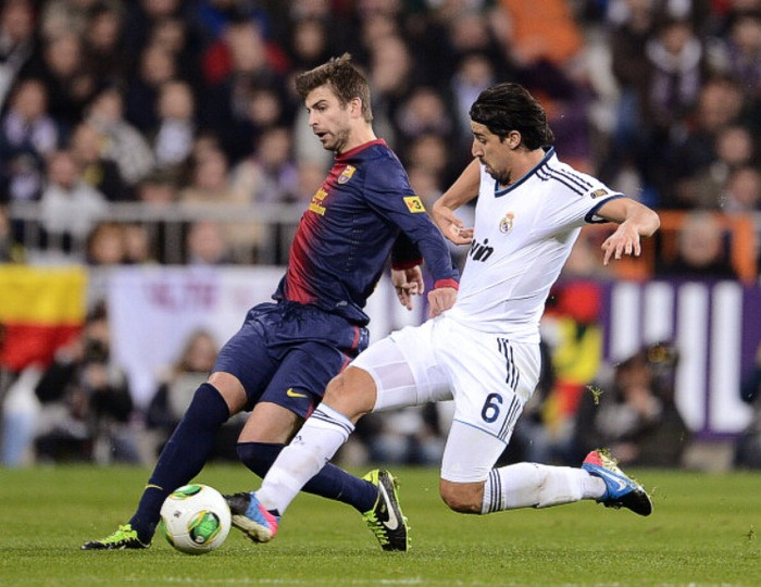 5. Hàng thủ Barca đã trở lại: Pique có một trận xuất sắc, và Puyol có pha cản phá Ozil rất hay ở phút 93. Alves đã khiến Ronaldo im ắng và Alba khóa chặt Ozil lẫn trước đó là Callejon. Pinto cũng chơi rất hay với những pha cứu thua quan trọng. Điều quan trọng là hàng thủ Barca đã không sợ hãi khi Real bắt đầu tấn công sâu vào trong và liên tiếp dồn ép trong những phút cuối qua những quả phạt góc. 5. Hàng thủ Barca đã trở lại: Pique có một trận xuất sắc, và Puyol có pha cản phá Ozil rất hay ở phút 93. Alves đã khiến Ronaldo im ắng và Alba khóa chặt Ozil lẫn trước đó là Callejon. Pinto cũng chơi rất hay với những pha cứu thua quan trọng. Điều quan trọng là hàng thủ Barca đã không sợ hãi khi Real bắt đầu tấn công sâu vào trong và liên tiếp dồn ép trong những phút cuối qua những quả phạt góc.