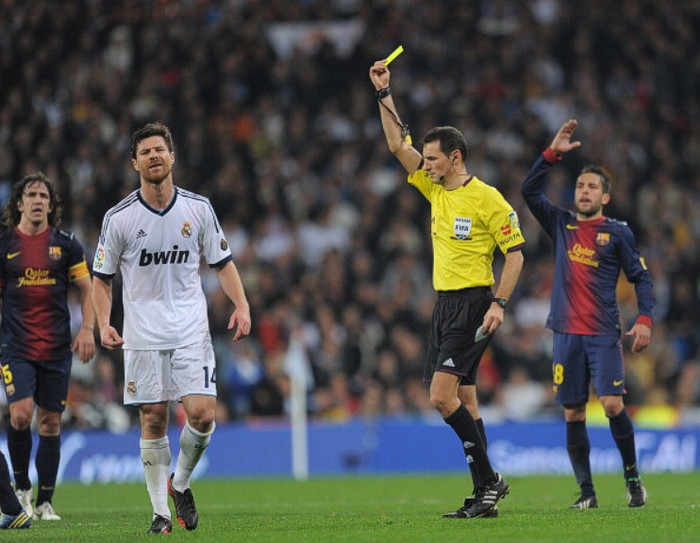 8. Cần phải xem lại trọng tài: Bao nhiêu lỗi Real (và cá nhân Xabi Alonso) đã mắc? Tổng cộng 19 lỗi cho Real so với Barca là 5 lỗi. Và 2 đội cùng có chung số thẻ bị nhận. Alonso rất nhiều lần thoát thẻ, và Callejon không bị rút thẻ dù vào bóng 2 chân với Busquets phút 21. 8. Cần phải xem lại trọng tài: Bao nhiêu lỗi Real (và cá nhân Xabi Alonso) đã mắc? Tổng cộng 19 lỗi cho Real so với Barca là 5 lỗi. Và 2 đội cùng có chung số thẻ bị nhận. Alonso rất nhiều lần thoát thẻ, và Callejon không bị rút thẻ dù vào bóng 2 chân với Busquets phút 21.