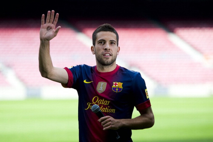10. Jordi Alba (Barcelona): 2 bàn thắng và 4 kiến tạo trên tổng số 4 cú sút và 13 đường chuyền tạo cơ hội ở La Liga, Alba đã đóng góp thầm lặng nhưng tích cực cho Barcelona trong nửa đầu mùa giải này. Điều duy nhất khiến Alba không được đánh giá cao hơn so với những người tiếp theo là bởi anh không cầm nhiều bóng và không phải là nguyên nhân trực tiếp cho thành công của cả tập thể.