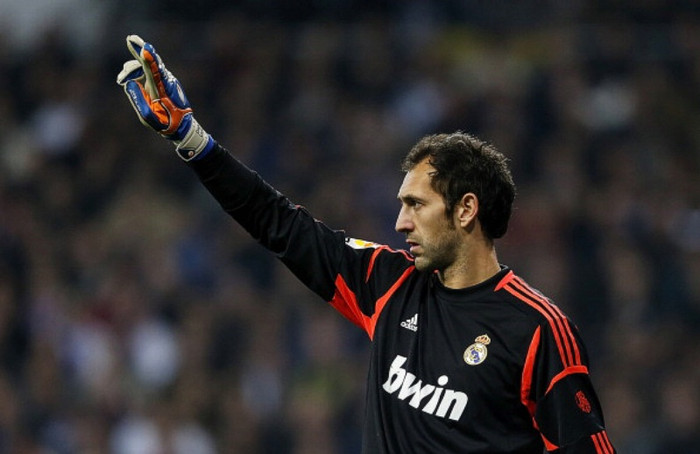 4. Diego Lopez - OK! Trận đầu tiên ở mái nhà xưa Real nhưng Lopez tỏ ra rất bình tĩnh và đối phó thành công với hầu hết các pha bóng mà Barcelona ném về phía anh, trong đó có pha cản phá Alves ở phút 62. So sánh với Antonio Adan, Lopez rõ ràng chắc chắn hơn và xứng đáng được bắt chính hơn. Vậy Manchester United hãy chuẩn bị cho Diego Lopez. 4. Diego Lopez - OK! Trận đầu tiên ở mái nhà xưa Real nhưng Lopez tỏ ra rất bình tĩnh và đối phó thành công với hầu hết các pha bóng mà Barcelona ném về phía anh, trong đó có pha cản phá Alves ở phút 62. So sánh với Antonio Adan, Lopez rõ ràng chắc chắn hơn và xứng đáng được bắt chính hơn. Vậy Manchester United hãy chuẩn bị cho Diego Lopez.