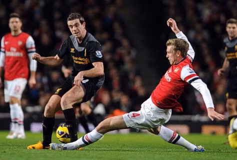 Per Mertesacker có một đêm tồi tệ khi để Jordan Henderson vượt qua trong bàn thua thứ 2 của Arsenal trước Liverpool.