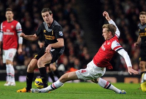 Per Mertesacker có một đêm tồi tệ khi để Jordan Henderson vượt qua trong bàn thua thứ 2 của Arsenal trước Liverpool. Per Mertesacker có một đêm tồi tệ khi để Jordan Henderson vượt qua trong bàn thua thứ 2 của Arsenal trước Liverpool.