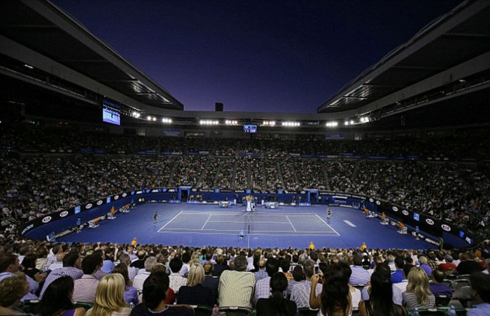 Sân Rod Laver Arena chật cứng khán giả theo dõi. Sân Rod Laver Arena chật cứng khán giả theo dõi.