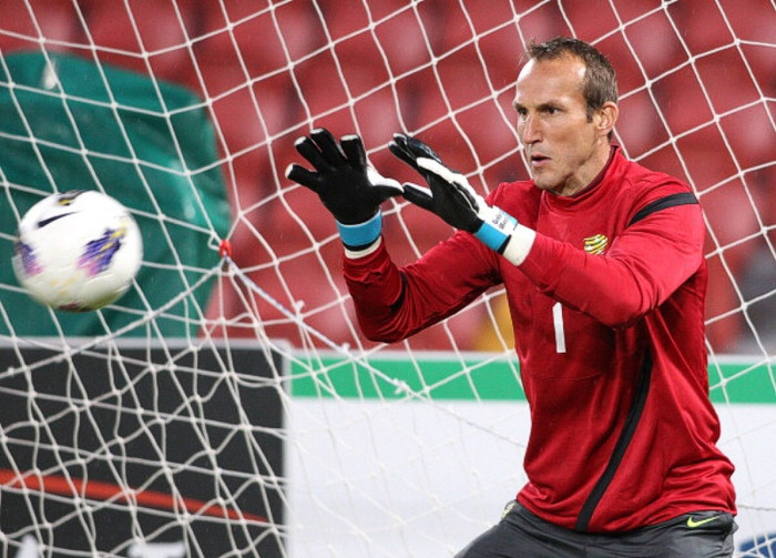 Thủ môn – Mark Schwarzer (Fulham): Đã ở tuổi 40, Schwarzer vẫn là một thủ môn có phong độ rất ổn định. Fulham có một trong những hàng thủ tệ nhất của Premier League, tuy nhiên Schwarzer đã ít nhất giữ sạch lưới 4 trận trong 19 trận bắt chính. Thủ môn – Mark Schwarzer (Fulham): Đã ở tuổi 40, Schwarzer vẫn là một thủ môn có phong độ rất ổn định. Fulham có một trong những hàng thủ tệ nhất của Premier League, tuy nhiên Schwarzer đã ít nhất giữ sạch lưới 4 trận trong 19 trận bắt chính.