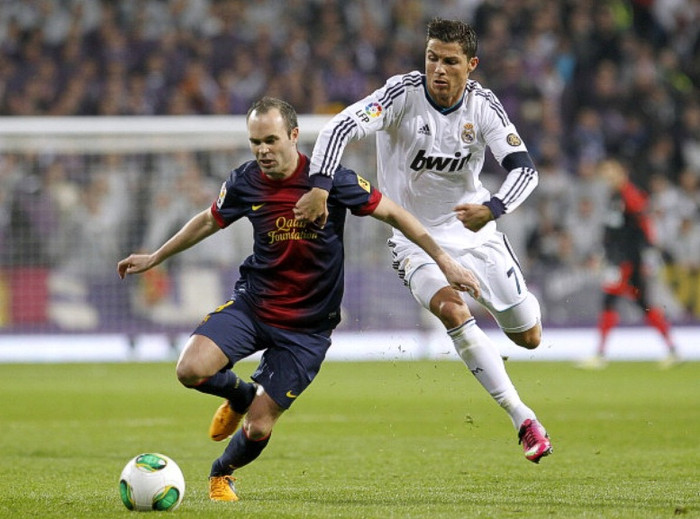 3. Ronaldo nên biết điều chỉnh lối chơi: Vẫn lối đá quen thuộc, nhưng hôm nay Ronaldo bị Alves và Puyol bám theo rất sát ngoại trừ tình huống phút 59. Ronaldo nên biết điều chỉnh lối đá khi gặp những đối thủ thế này, anh hãy đón lấy những gì hàng phòng ngự đối phương giành cho anh và điều chỉnh cách đá để khắc chế nó. Trong 20 phút cuối, Ronaldo gần như không gây nguy hiểm gì tới cầu môn của Pinto, và tỷ số khi đó vẫn mới chỉ 0-1 cho Barca cho tới khi Varane gỡ hòa. 3. Ronaldo nên biết điều chỉnh lối chơi: Vẫn lối đá quen thuộc, nhưng hôm nay Ronaldo bị Alves và Puyol bám theo rất sát ngoại trừ tình huống phút 59. Ronaldo nên biết điều chỉnh lối đá khi gặp những đối thủ thế này, anh hãy đón lấy những gì hàng phòng ngự đối phương giành cho anh và điều chỉnh cách đá để khắc chế nó. Trong 20 phút cuối, Ronaldo gần như không gây nguy hiểm gì tới cầu môn của Pinto, và tỷ số khi đó vẫn mới chỉ 0-1 cho Barca cho tới khi Varane gỡ hòa.