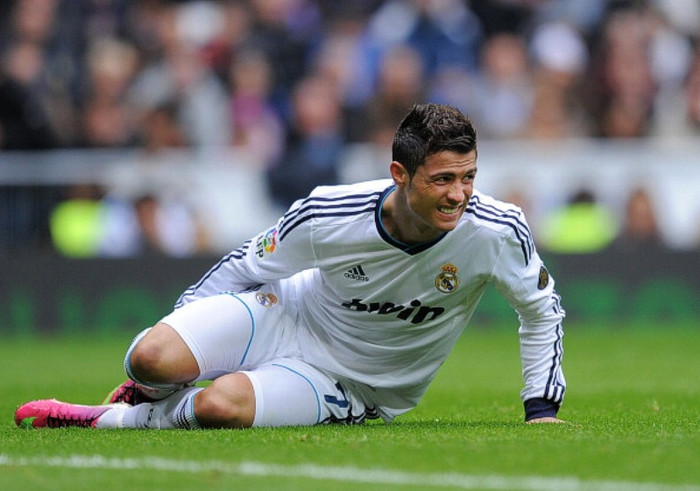 1. Cristiano Ronaldo có bị tái phát chấn thương: CR7 sẽ ra sân, nhưng anh chưa hoàn toàn bình phục vết đau mắt cá và điều tồi tệ có thể xảy ra bất cứ lúc nào. Điều này sẽ ảnh hưởng trực tiếp tới kết quả trận đấu của Real Madrid, và Jose Mourinho sẽ phải có phương án dự phòng cho trường hợp đó. 1. Cristiano Ronaldo có bị tái phát chấn thương: CR7 sẽ ra sân, nhưng anh chưa hoàn toàn bình phục vết đau mắt cá và điều tồi tệ có thể xảy ra bất cứ lúc nào. Điều này sẽ ảnh hưởng trực tiếp tới kết quả trận đấu của Real Madrid, và Jose Mourinho sẽ phải có phương án dự phòng cho trường hợp đó.